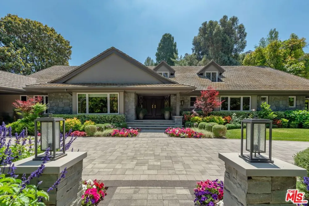 15946 Woodvale Road Los Angeles, CA 91436