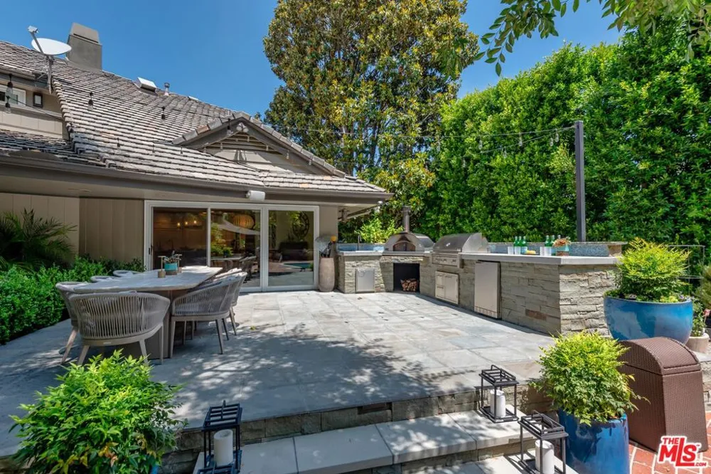 15946 Woodvale Road Los Angeles, CA 91436