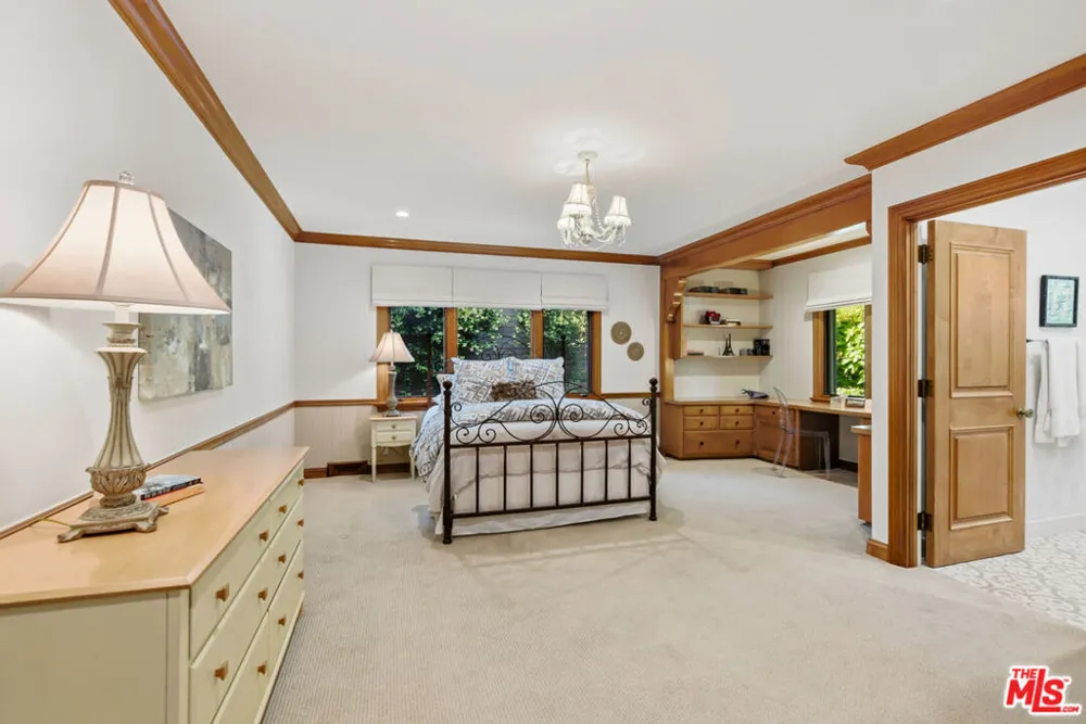 15946 Woodvale Road Los Angeles, CA 91436