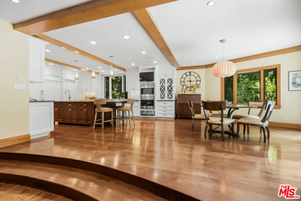 15946 Woodvale Road Los Angeles, CA 91436