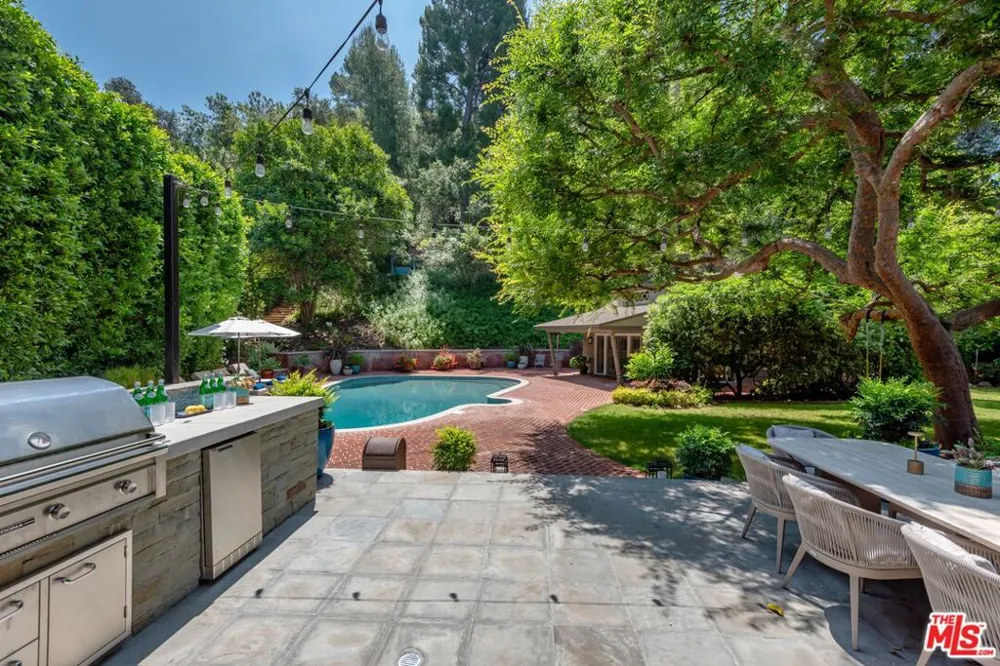 15946 Woodvale Road Los Angeles, CA 91436
