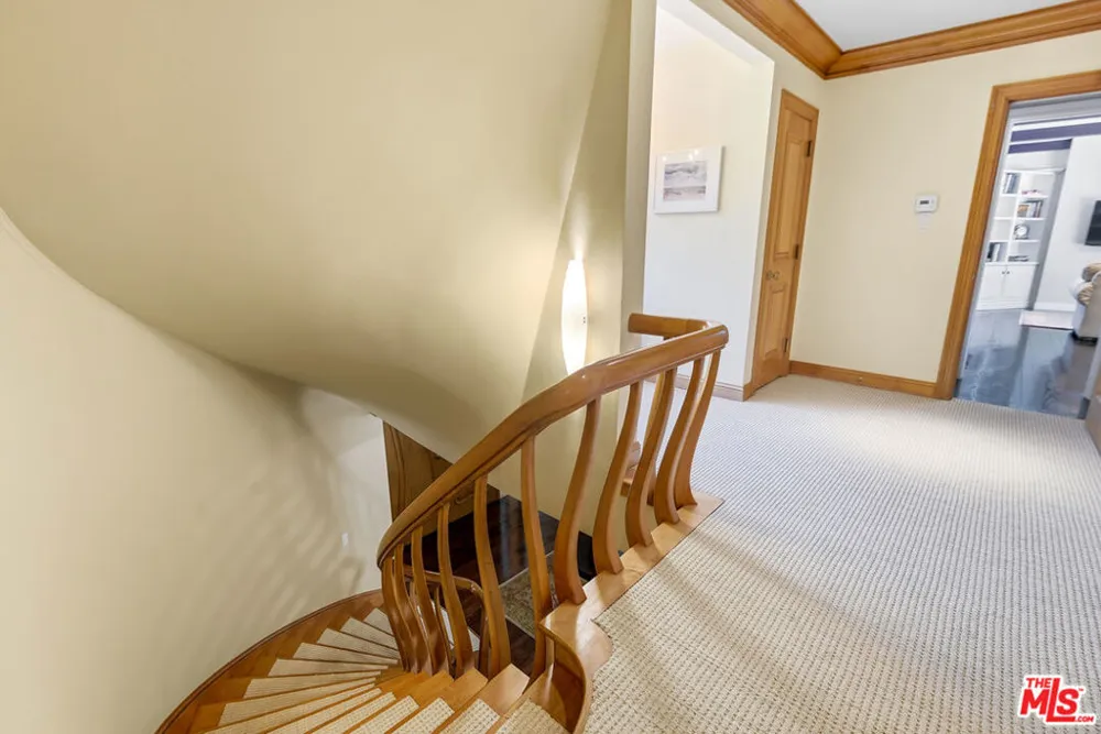 15946 Woodvale Road Los Angeles, CA 91436