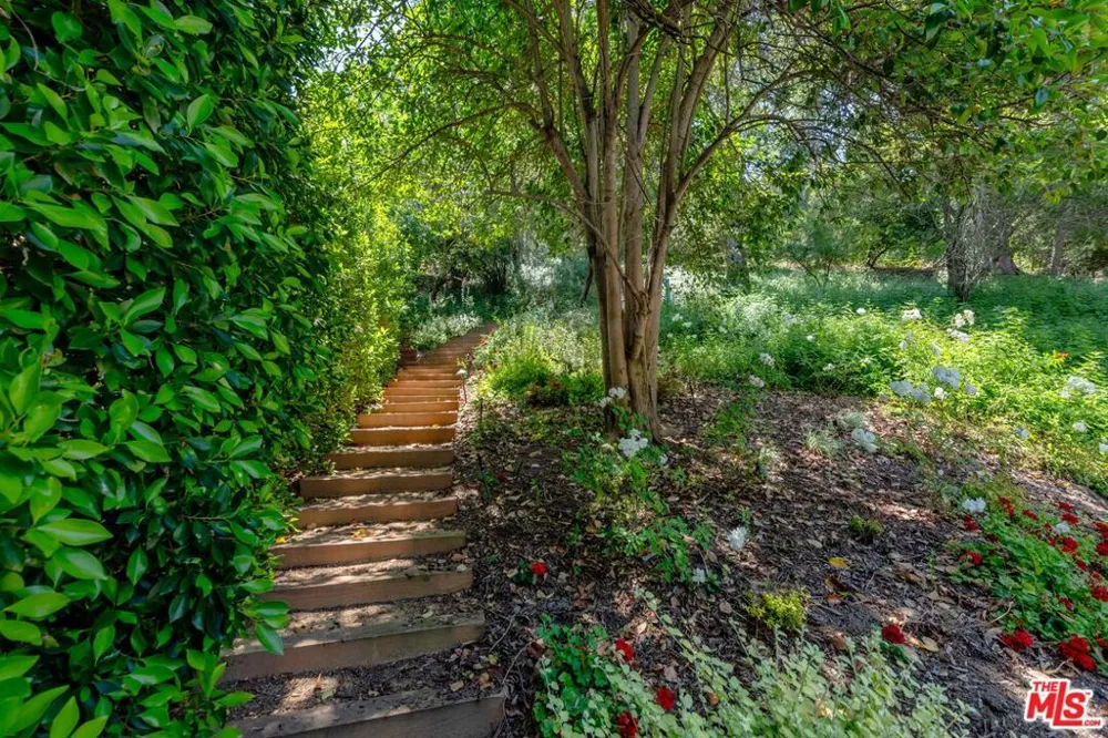 15946 Woodvale Road Los Angeles, CA 91436