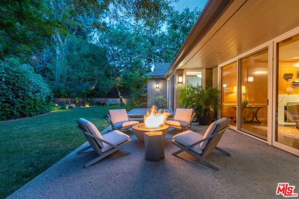 15946 Woodvale Road Los Angeles, CA 91436