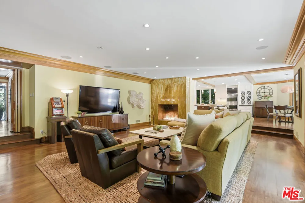 15946 Woodvale Road Los Angeles, CA 91436