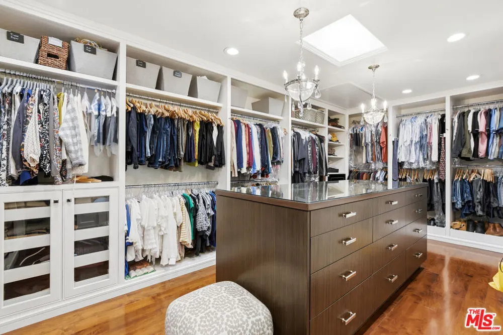 15946 Woodvale Road Los Angeles, CA 91436