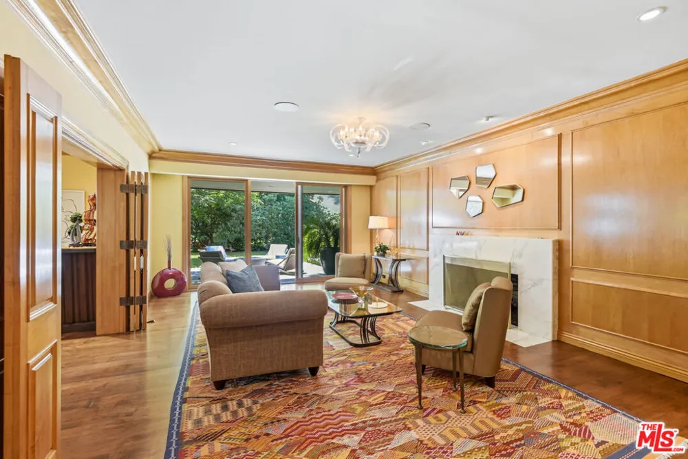 15946 Woodvale Road Los Angeles, CA 91436