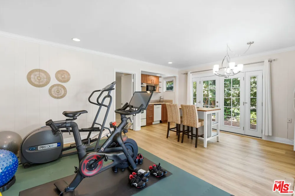 15946 Woodvale Road Los Angeles, CA 91436