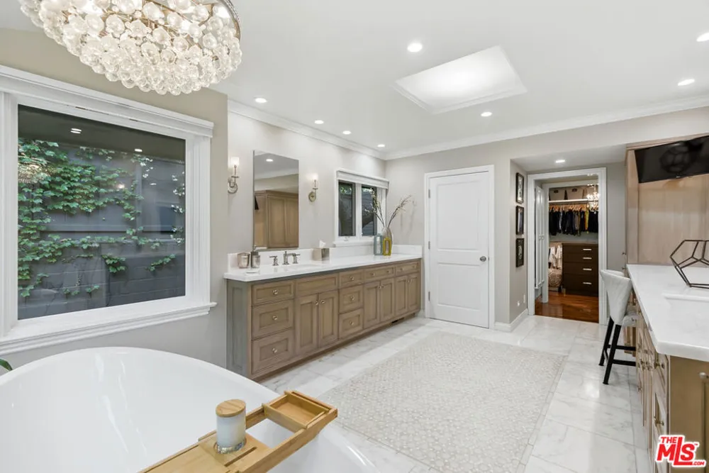 15946 Woodvale Road Los Angeles, CA 91436