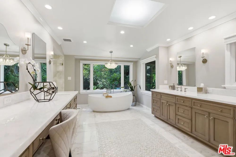 15946 Woodvale Road Los Angeles, CA 91436