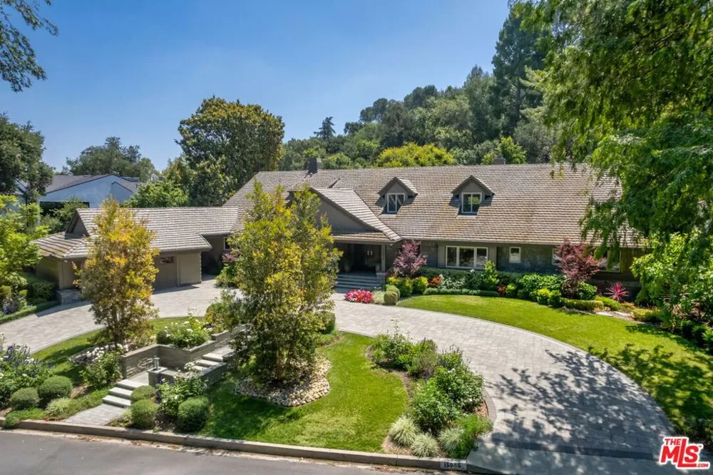 15946 Woodvale Road Los Angeles, CA 91436