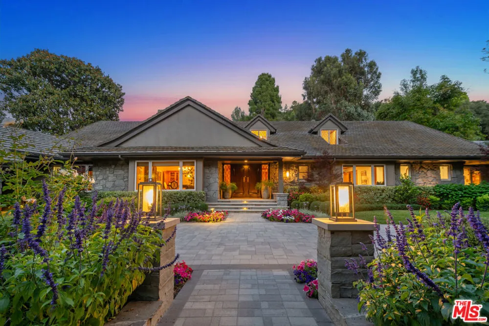 15946 Woodvale Road Los Angeles, CA 91436