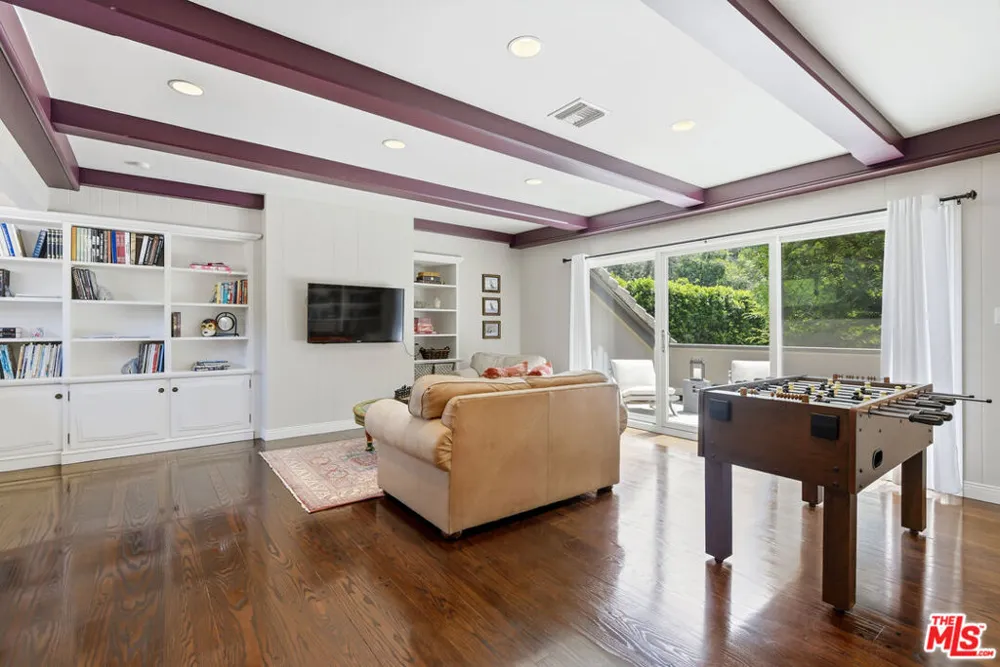 15946 Woodvale Road Los Angeles, CA 91436
