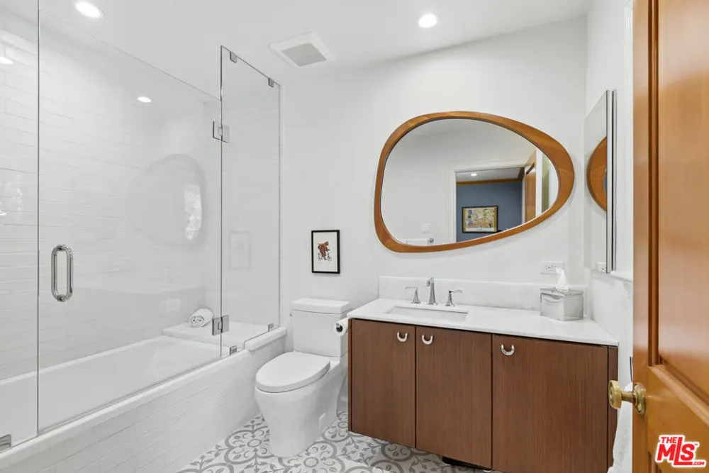 15946 Woodvale Road Los Angeles, CA 91436