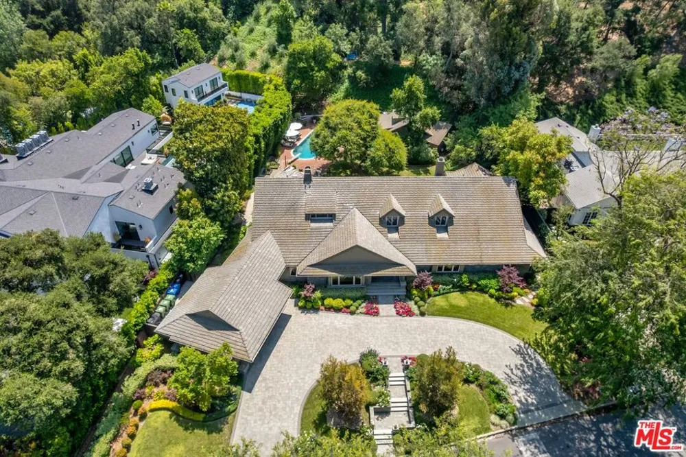 15946 Woodvale Road Los Angeles, CA 91436