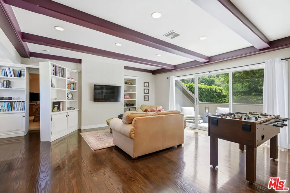 15946 Woodvale Road Los Angeles, CA 91436