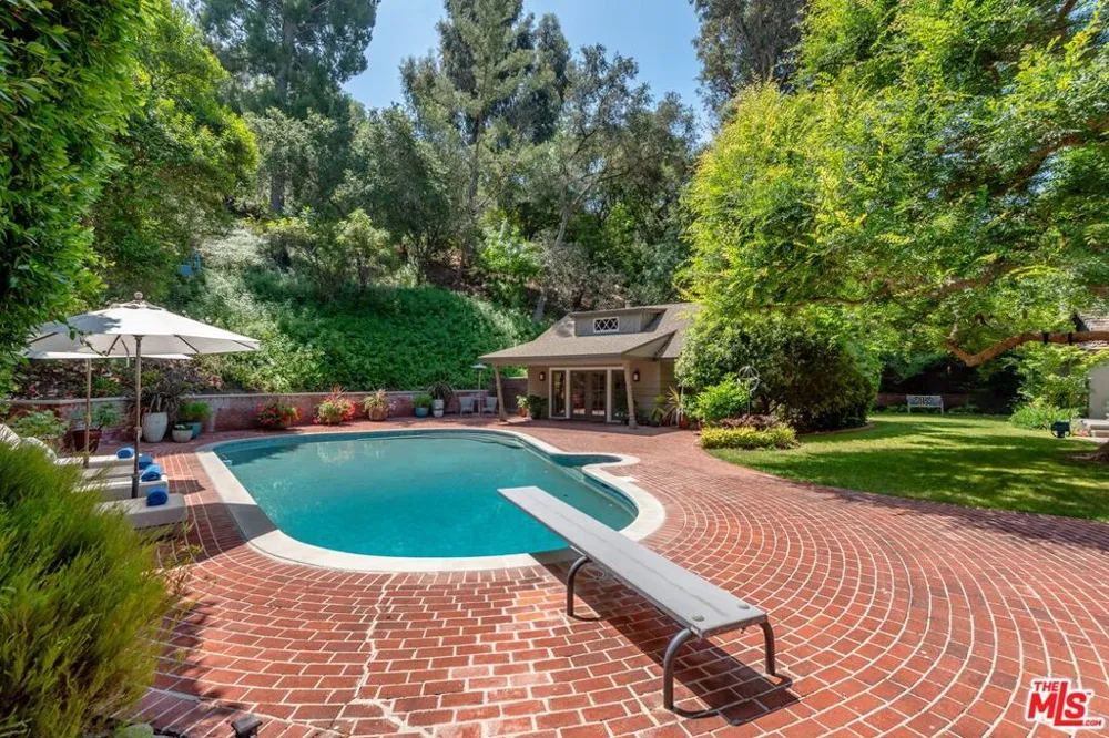 15946 Woodvale Road Los Angeles, CA 91436