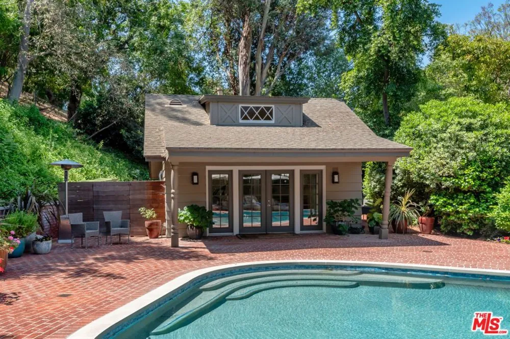 15946 Woodvale Road Los Angeles, CA 91436