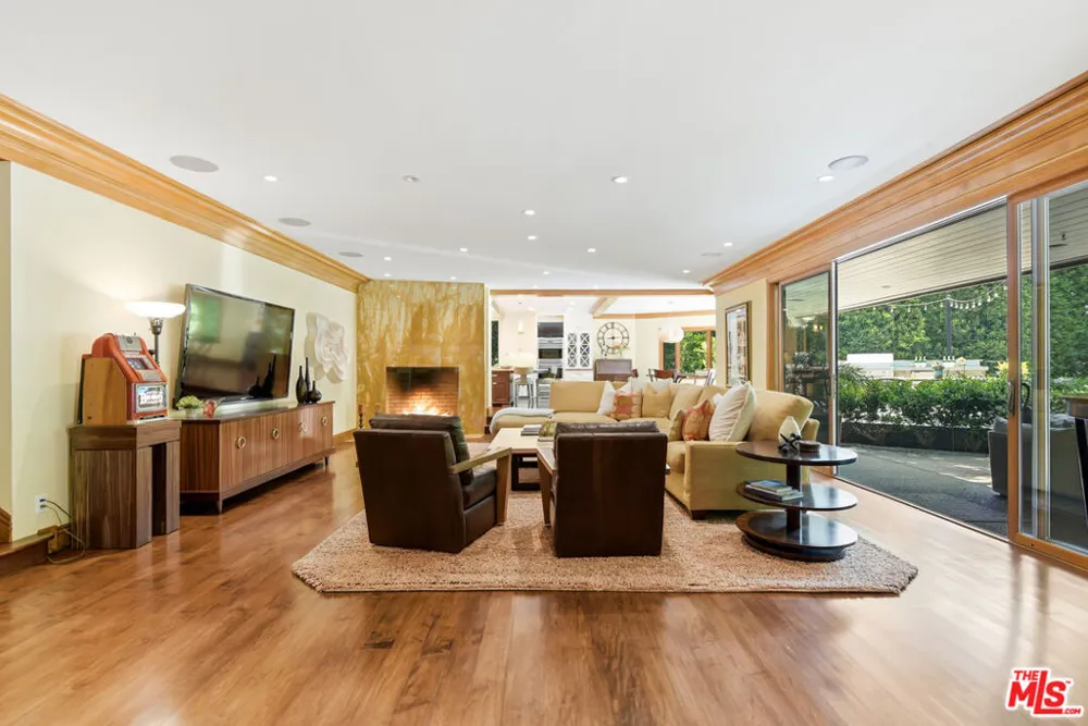 15946 Woodvale Road Los Angeles, CA 91436