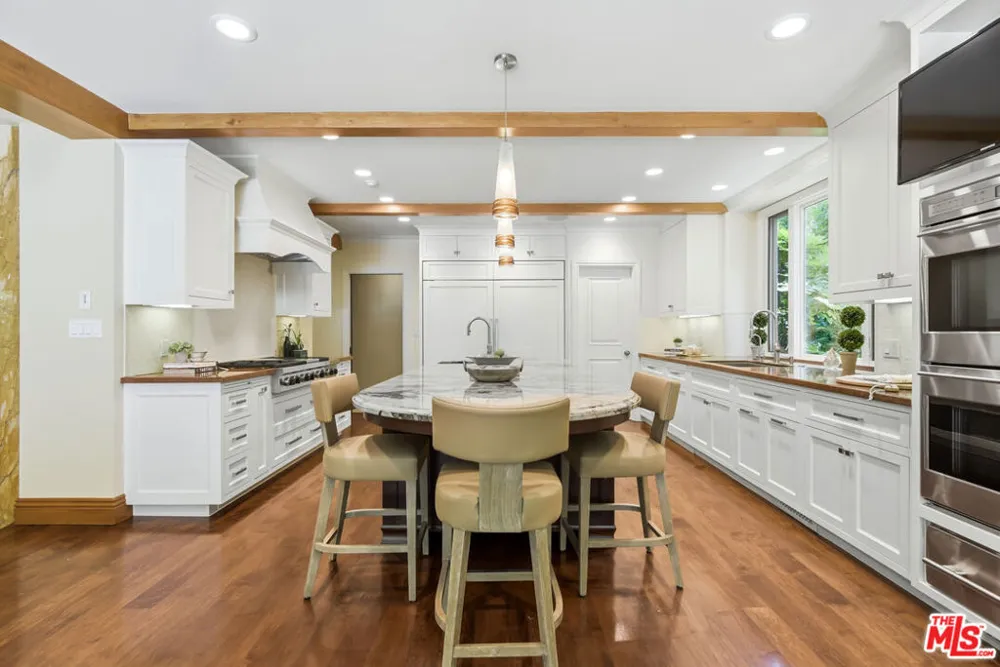 15946 Woodvale Road Los Angeles, CA 91436