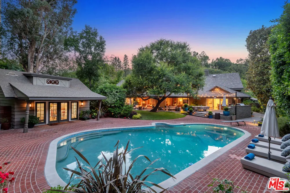 15946 Woodvale Road Los Angeles, CA 91436