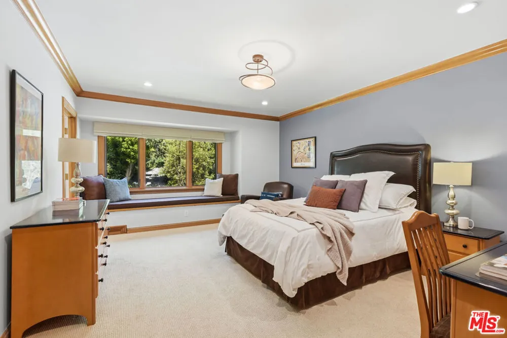 15946 Woodvale Road Los Angeles, CA 91436