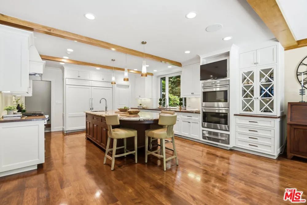 15946 Woodvale Road Los Angeles, CA 91436