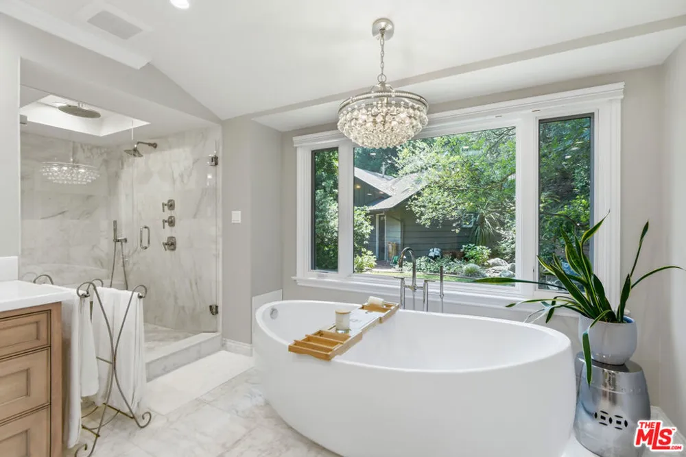 15946 Woodvale Road Los Angeles, CA 91436