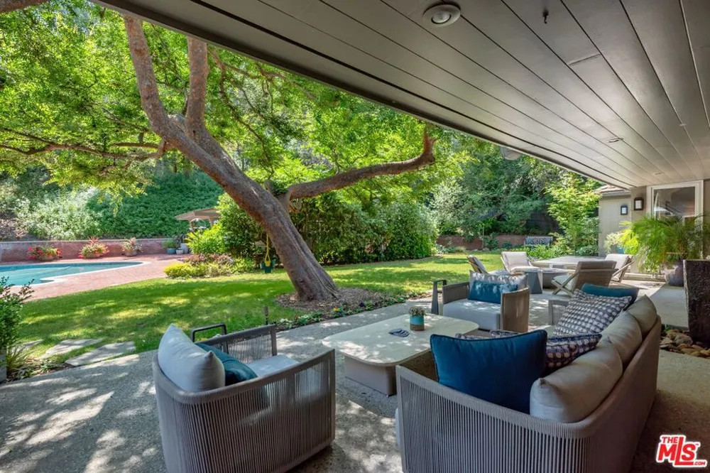 15946 Woodvale Road Los Angeles, CA 91436