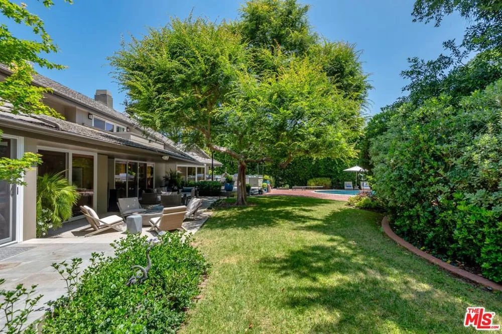 15946 Woodvale Road Los Angeles, CA 91436