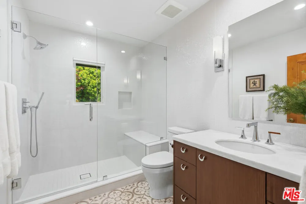 15946 Woodvale Road Los Angeles, CA 91436
