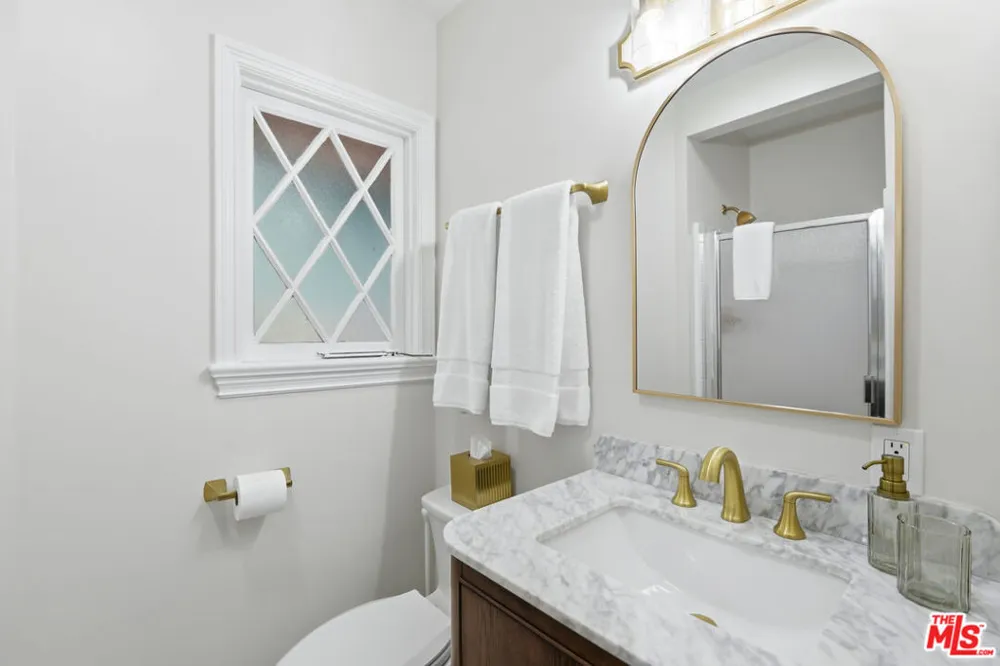 15946 Woodvale Road Los Angeles, CA 91436