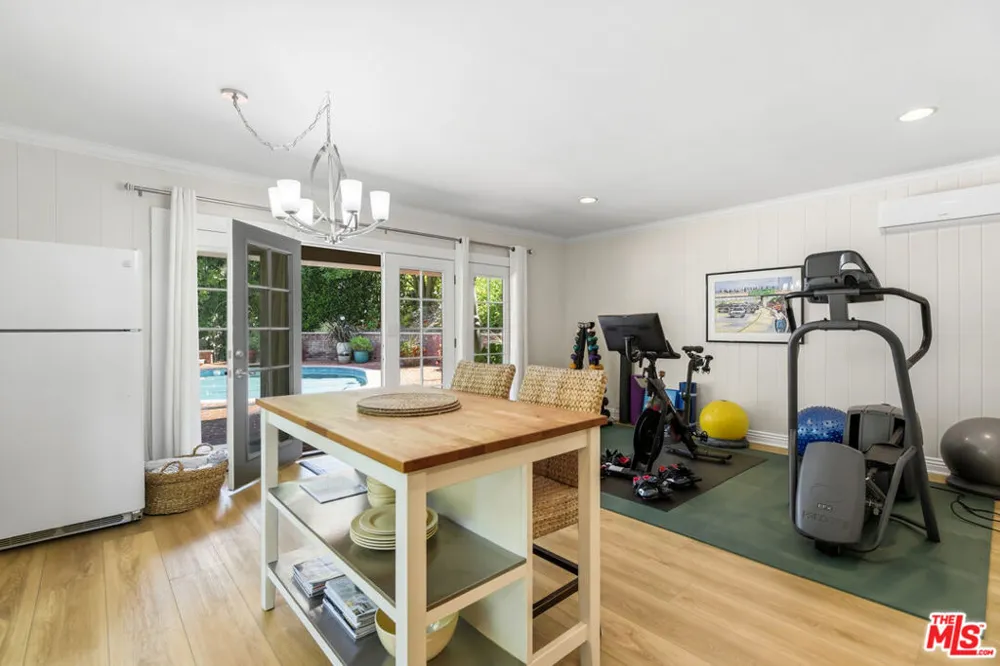 15946 Woodvale Road Los Angeles, CA 91436