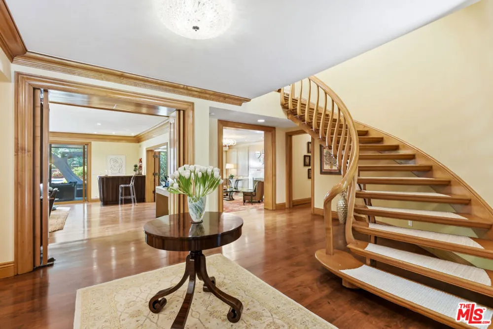 15946 Woodvale Road Los Angeles, CA 91436