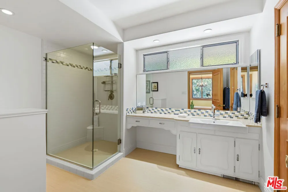 15946 Woodvale Road Los Angeles, CA 91436