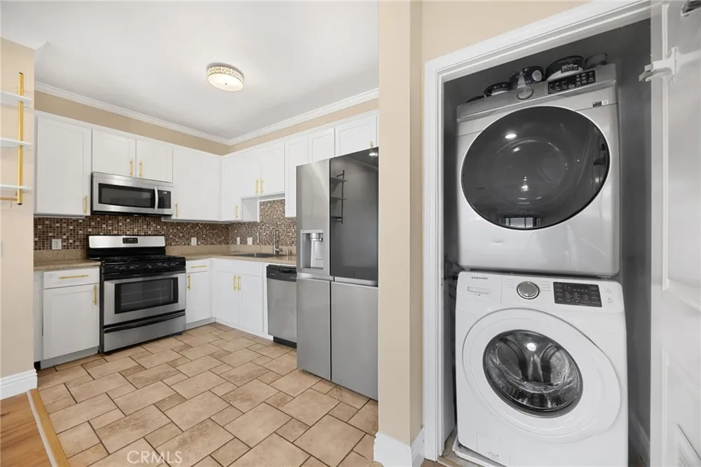 6938 Laurel Canyon #303 North Hollywood, CA 91605