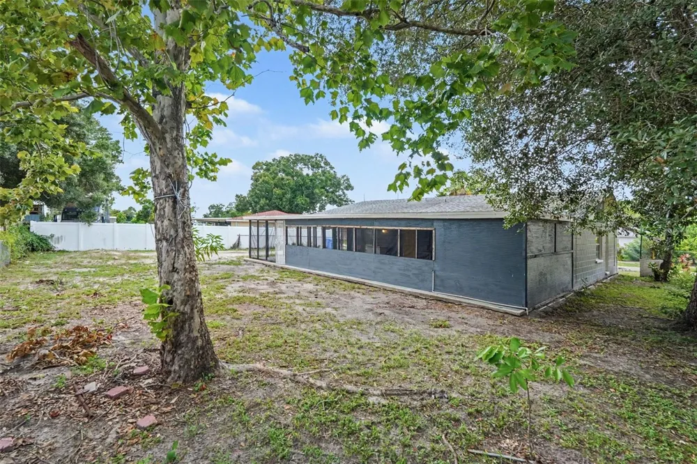 8503 FISH LAKE ROAD Tampa, FL 33619