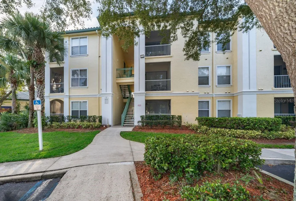 8900 LEGACY COURT #204 Kissimmee, FL 34747