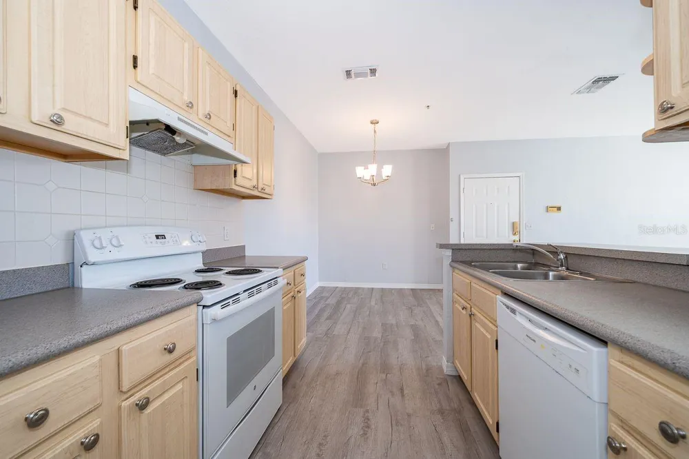 8900 LEGACY COURT #204 Kissimmee, FL 34747