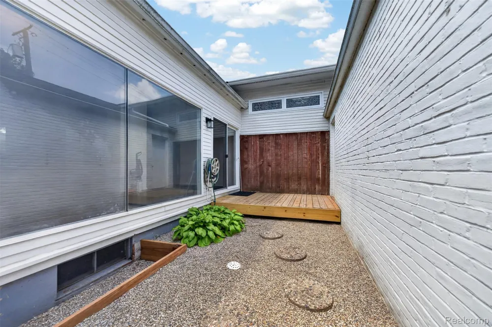350 W. Brown Street Birmingham City, MI 48009