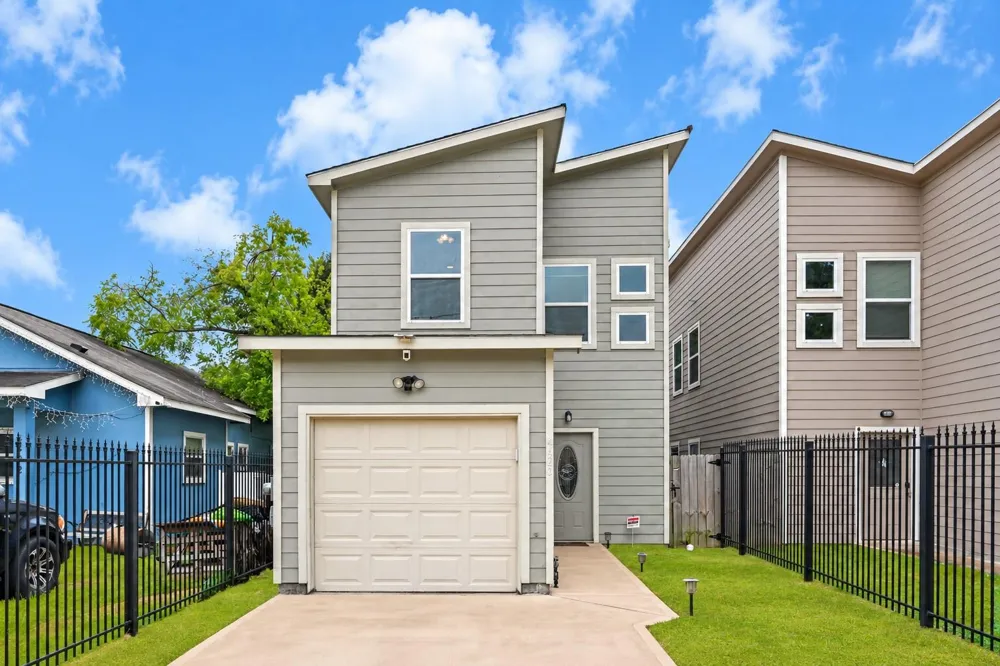 4420 Elmwood Street Houston, TX 77051