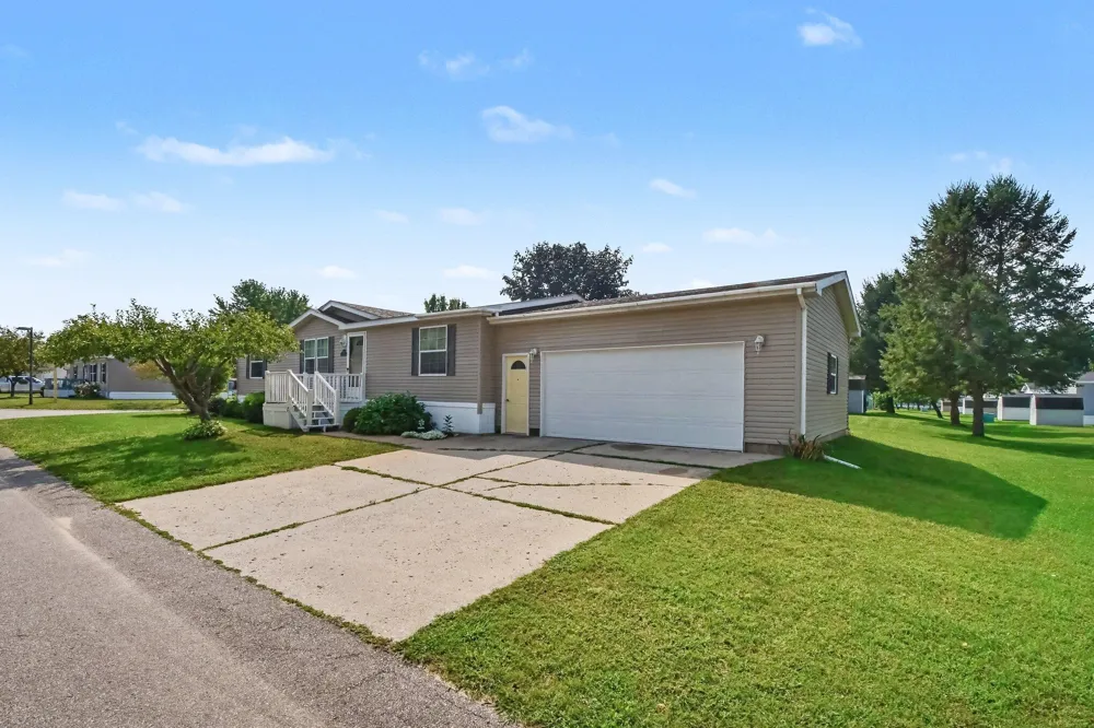 3524 Cloverfield Drive Cedar Springs, MI 49319