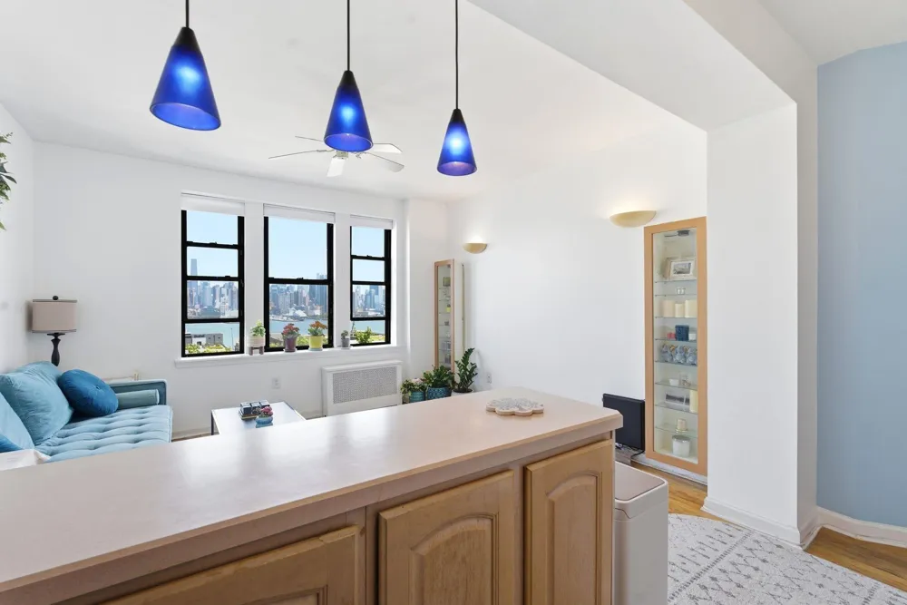 883 BLVD EAST Weehawken, NJ 07086