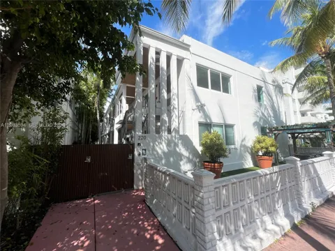 220 Collins Ave #8B