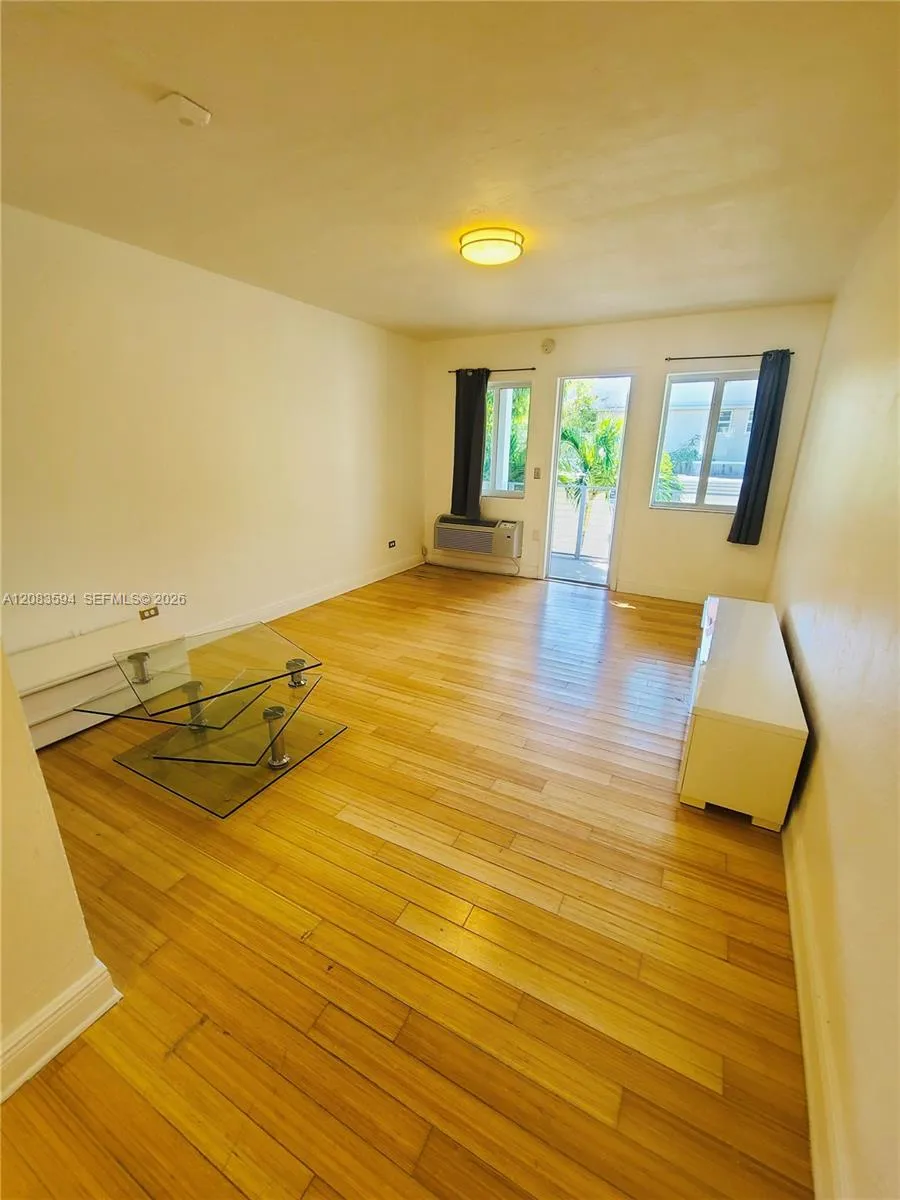 220 Collins Ave #8B Miami Beach, FL 33139