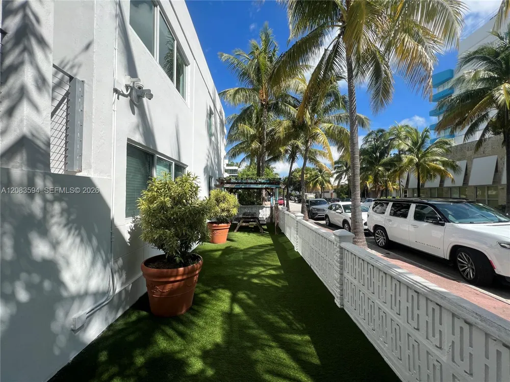 220 Collins Ave #8B Miami Beach, FL 33139