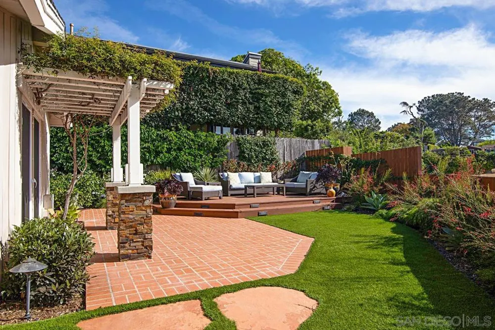573 Amphitheatre Dr Del Mar, CA 92014
