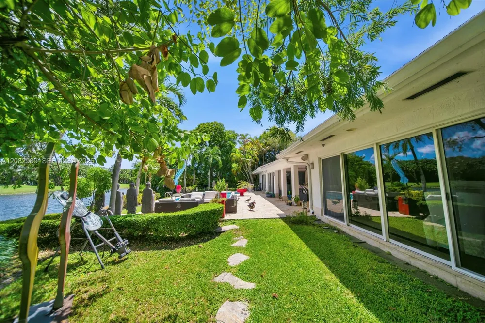 9448 NW 54th Doral Cir Ln Doral, FL 33178