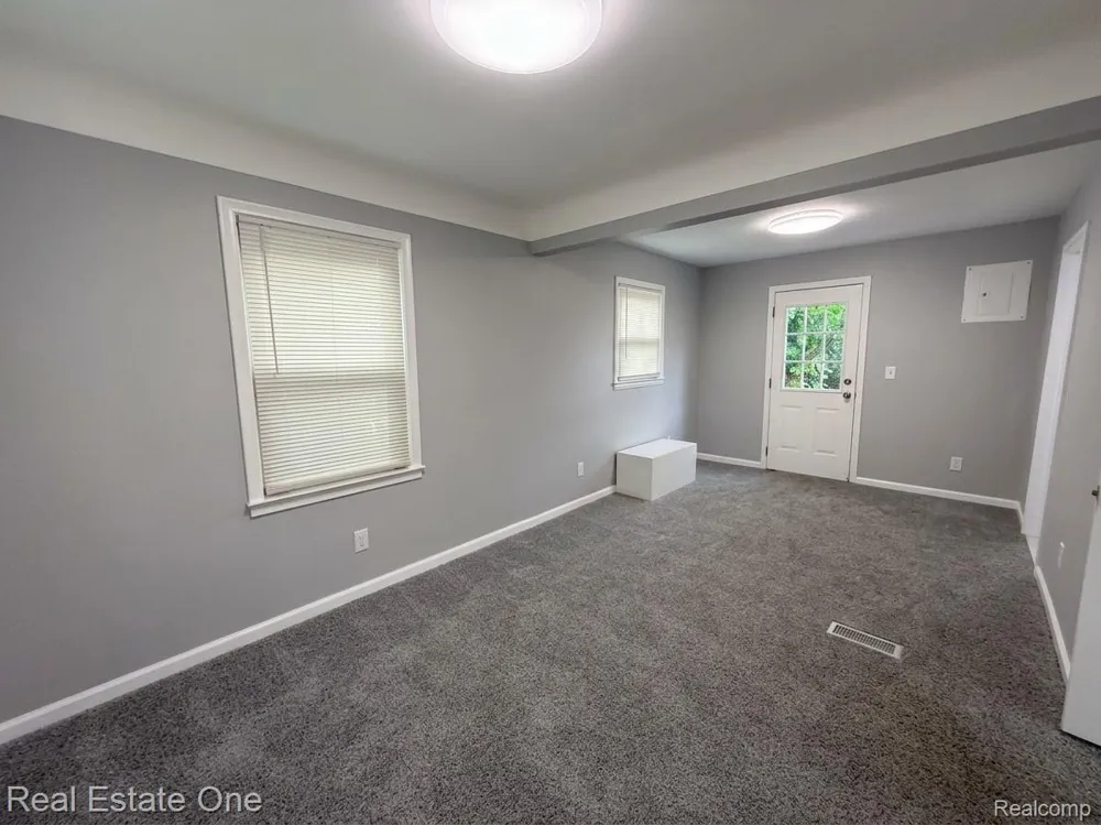 2061 Inkster Road Garden City City, MI 48135