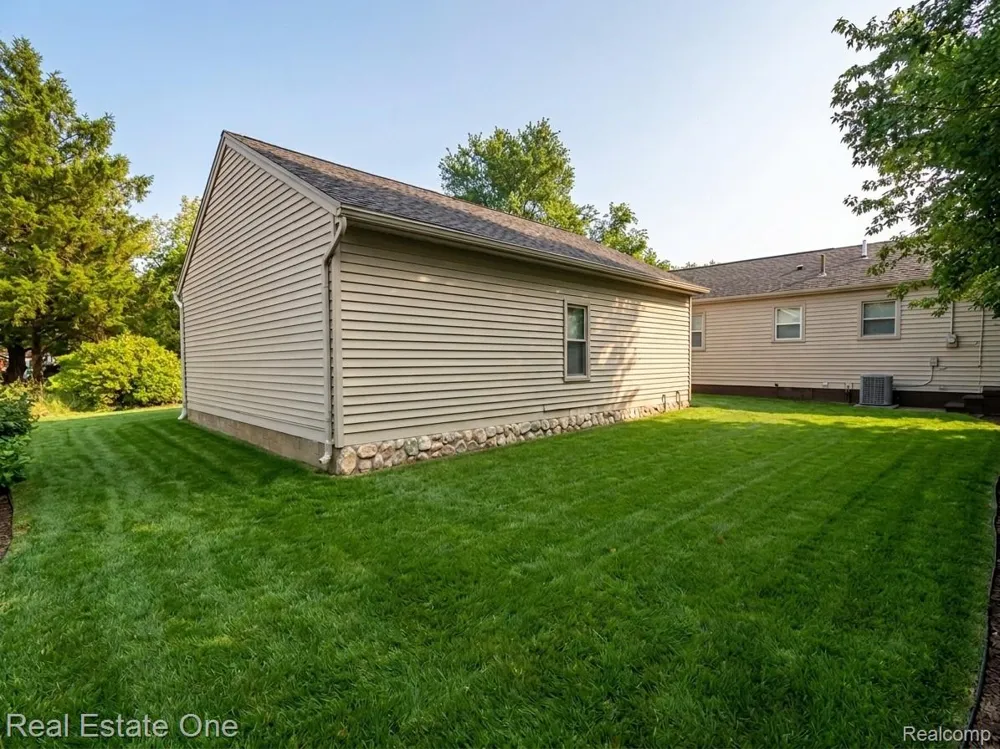 2061 Inkster Road Garden City City, MI 48135